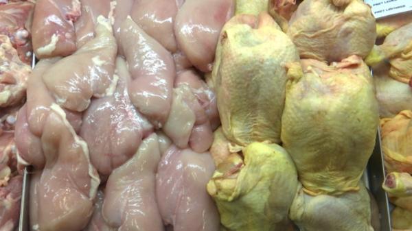 Specialiştii dezvăluie cum putem verifica dacă puiul cumpărat din magazin este crescut natural sau a fost "vopsit"