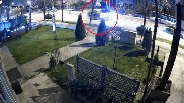 Momentul în care o motociclistă este lovită cu viteză de un SUV și aruncată pe maşina din faţă, pe un bulevard din Timișoara