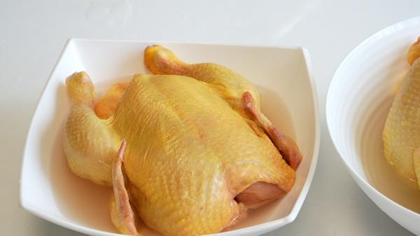 Scandalul "puiului vopsit" declanşat de şeful ANPC loveşte întreaga industrie. Clienţii îi ocolesc acum pe cei galbeni la raft