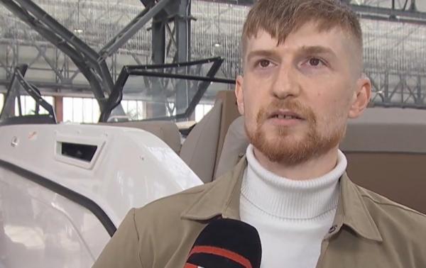 Claudiu vrea să-şi cumpere prima barcă de la Salonul Nautic din Bucureşti. Cea mai ieftină ambarcaţiune costă 6.500 de euro. Cea mai scumpă, o mică avere