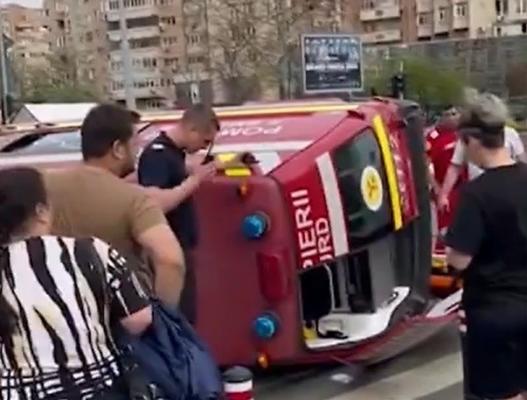 O ambulanţă SMURD, răsturnată în Bucureşti după ce a fost lovită de o maşină. Pacientul, un paramedic şi un copil, transportaţi la spital