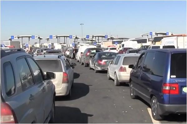 Liberi pe aeroport, blocaţi la vămi. Transportatorii în continuare pierd zile întregi la cozi şi plătesc de 3 ori mai mult la graniţă