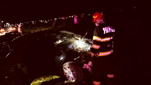 La un pas de moarte din neglijenţă. Un tânăr de 23 de ani şi-a băgat prietenii în spital, după ce a accelerat pe calea ferată când trecea trenul