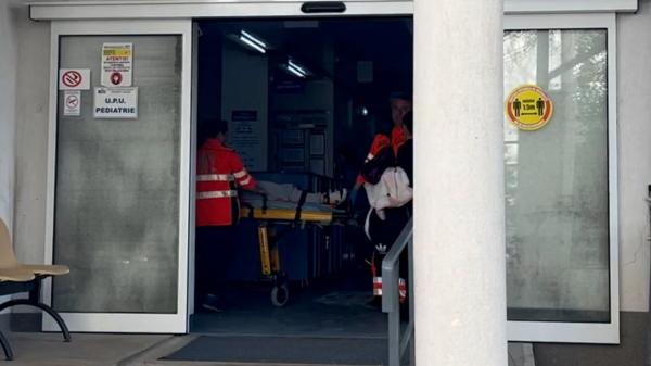 O elevă de 16 ani a ajuns la spital cu răni grave la cap după ce căzut pe scările unei şcoli din Botoşani. Poliţia a deschis o anchetă