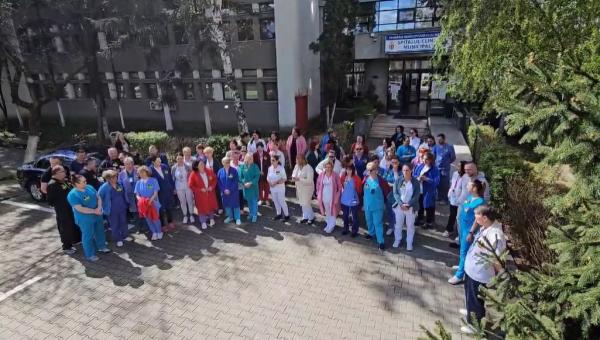 Mii de medici au protestat azi în peste 300 de spitale din ţară. Vor salarii mai mari, condiții mai bune de muncă şi ameninţă cu greva generală