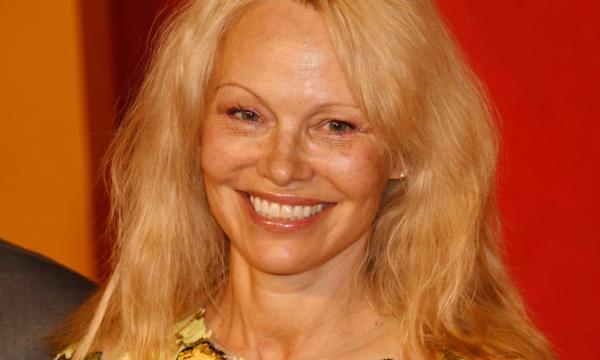 Pamela Anderson scrie o carte de bucate. Dă şi sfaturi despre cum să cultivi singur legume