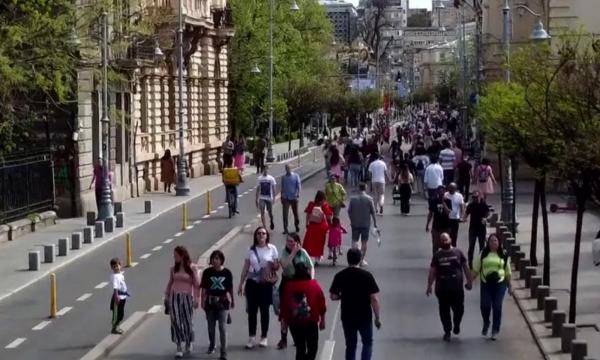 Calea Victoriei, în primul weekend de "Străzi Deschise" din 2024. Mii de oameni au luat la pas artera devenită pietonală: "Locul meu preferat din Bucureşti!"
