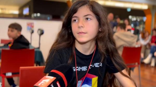 Jocul cu miliarde de posibilități la care tot mai mulți copii români devin "maeștri": "Îți ajută mintea, viteza, gândirea rapidă"