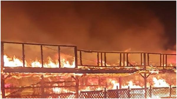 Incendiu uriaş pe plaja Corbu din Constanţa. Flăcările au înghiţit complet o terasă