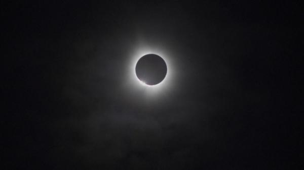 Eclipsa totală de soare, 8 aprilie. Patru sute de cupluri şi-au unit destinele în momentul în care ziua a devenit noapte