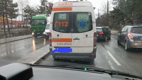 Ceartă pe separatoarele de sens, în Suceava. Ambulanţa se plânge că se pierd vieţi dacă nu intră pe contrasens, autorităţile au altă părere