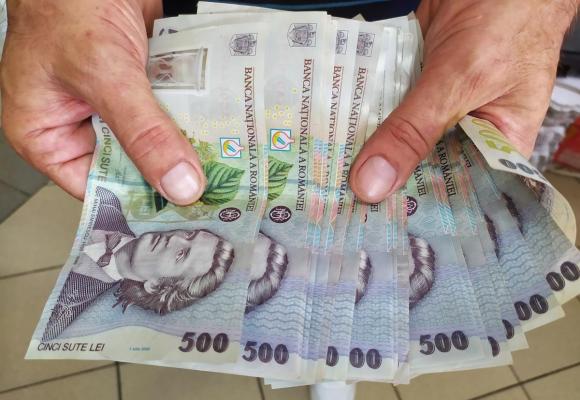 Românii au economisit o mică avere în 2023. Câţi bani aveam în bănci, anul trecut