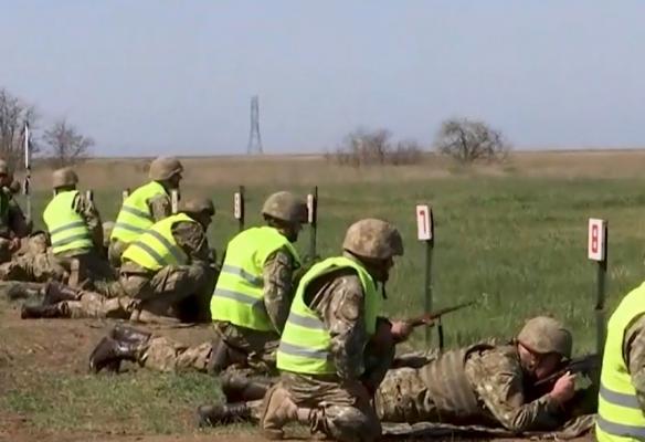 Imagini cu rezerviştii chemaţi la exerciţii după mai bine de 20 de ani. "Am nimerit o ţintă din toate"