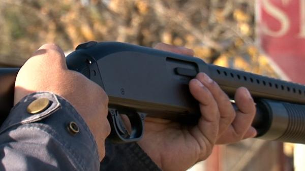 Un bărbat din Oneşti s-a îmbătat şi a tras cu arma de vânătoare de la balcon. A nimerit cu un glonţ în casa unei vecine