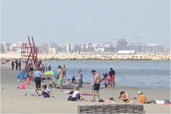 Lozul câştigător pe litoralul românesc. Apa a atins 20 de grade în mijlocul lunii aprilie iar şezlongurile au fost gratuite pentru turişti