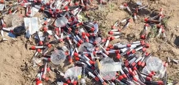 Peste 460 de flacoane pline cu sânge, găsite pe un câmp din Dolj. Solul nu a fost contaminat