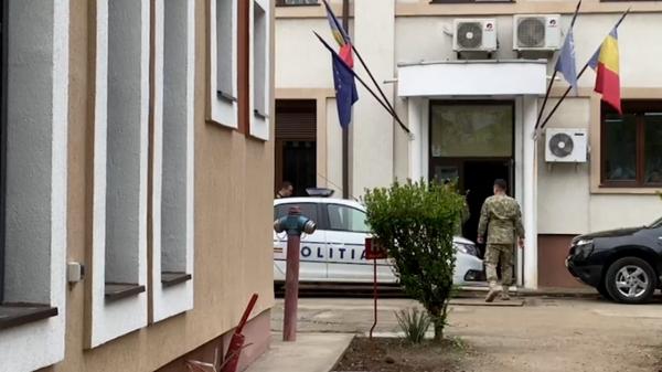 Moartea tatălui i-ar fi tulburat mintea cadrului militar care şi-a bătut crunt fetiţa de 2 luni. Tânăra de 26 de ani a fost arestată