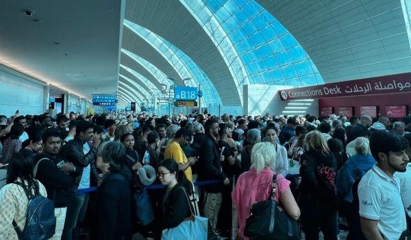 20 de copii, blocaţi pe aeroportul din Dubai din cauza inundaţiilor apocaliptice, revin în ţară cu avionul cu care se deplasează Ciolacu