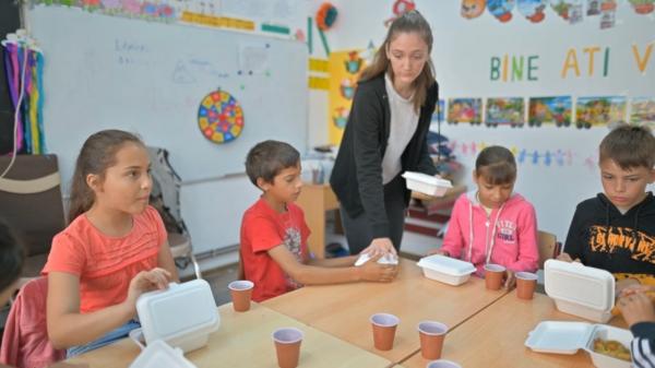 Programul "Masă Caldă" a ajuns motiv de ceartă printre elevi, deoarece mâncarea nu ajunge pentru toţi. Doar un sfert dintre şcoli primesc hrană