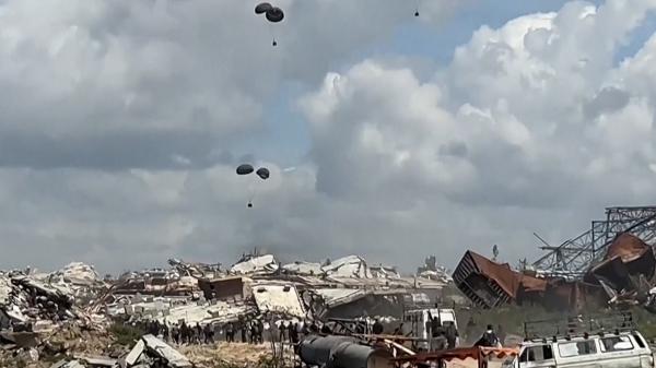 Un copil de 13 ani a murit strivit de un pachet cu alimente, paraşutat în Gaza. Băiatul supravieţuise unui bombardament care i-a omorât familia