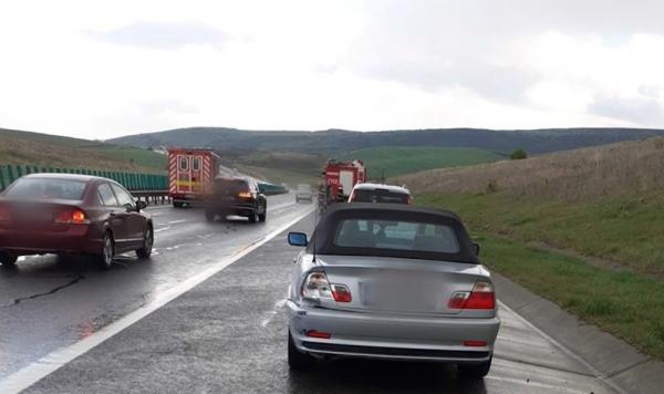 Carambol pe autostrada A3. Cinci maşini s-au ciocnit violent, unul dintre şoferi, rămas blocat pe şosea
