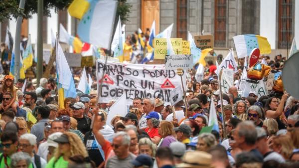 Protestele faţă de turismul excesiv continuă. Spaniolii spun că au atins pragul sărăciei. Cât a ajuns să coste un apartament cu 2 camere în Tenerife