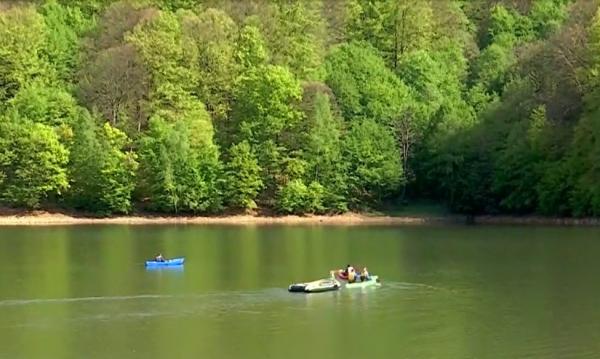 Lacul Firiza din Maramureş, scăpat de gunoaie cu ajutorul voluntarilor. Ce au descoperit acolo i-a şocat
