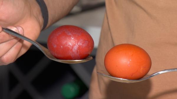 EXPERIMENT. Cum deosebim vopseaua naturală pentru ouă de cea clasică, plină de E-uri