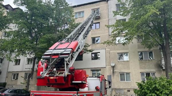 Băieţel de 3 ani, încuiat din greşeală de bunica lui într-un apartament din Dorohoi. Cum l-au găsit pompierii pe micuţ