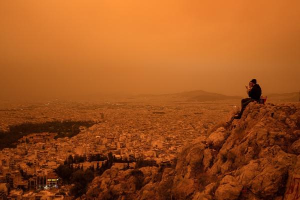 Grecia, acoperită de praf saharian. Privelişte "apocaliptică" de pe Acropole: atmosfera a devenit sufocantă