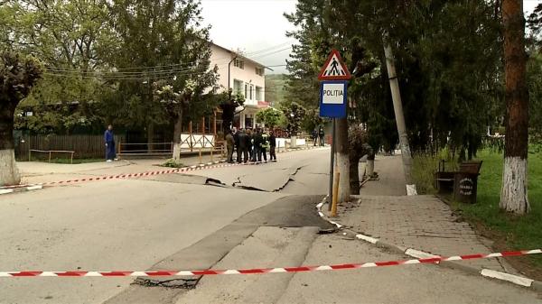 Reacţia primarului din Slănic Prahova după ce un crater uriaş a apărut în mijlocul oraşului: "Eu sunt în grafic. Am făcut ce mi s-a spus"
