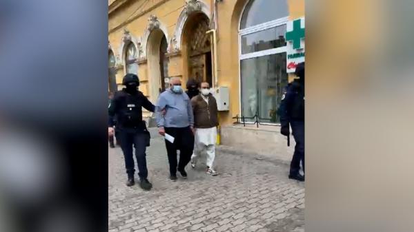 Percheziţii la traficanţii de migranţi. Victimele din Asia plăteau până la 10.000 € pentru a ajunge în Vest. Cine nu avea bani muncea un an fără salariu