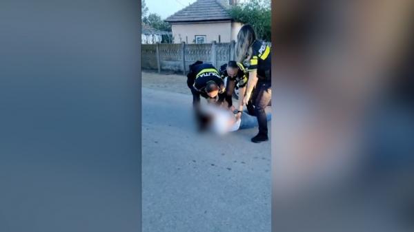 Şoferiţă, trântită la pământ de trei agenţi, care au folosit pe ea şi sprayul lacrimogen. Intervenţie controversată a Poliţiei