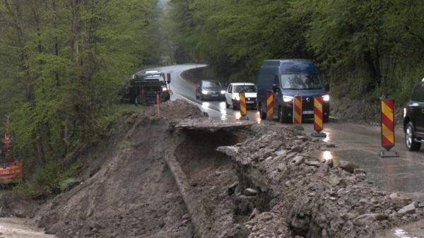 Drum naţional, surpat din cauza ploilor chiar în timp ce era consolidat: "Vine cu viteză şi sare direct în groapă"