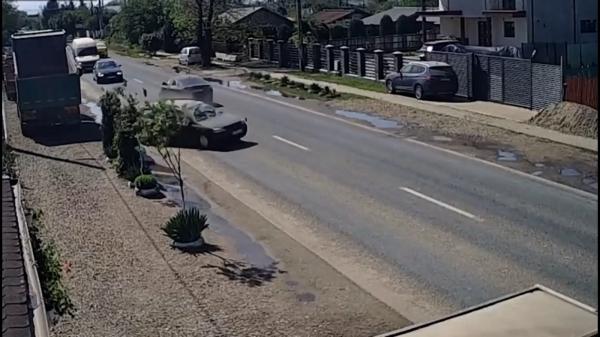 O clipă de neatenţie putea fi fatală. Momentul în care o şoferiţă intră pe contrasens şi izbeşte o maşină care circula regulamentar, în Buzău