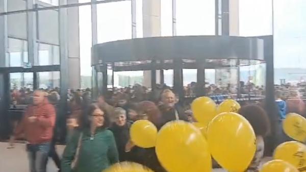 Şi-au făcut cruce şi au dat năvală în noul mall din Piteşti. Puhoaie de oameni în ziua deschiderii