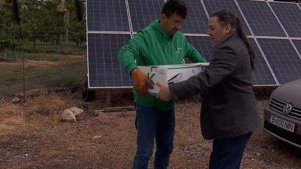 Viorel a dat o comandă de 3.600 de euro din Olanda, ca să-şi salveze afacerea. Acum le împrumută "produsul-minune" şi altora: "Donăm, nu vindem"