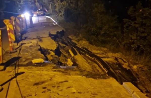 O nouă stradă surpată, de data asta în Cluj. O bucată de carosabil s-a rupt în urma unei alunecări de teren