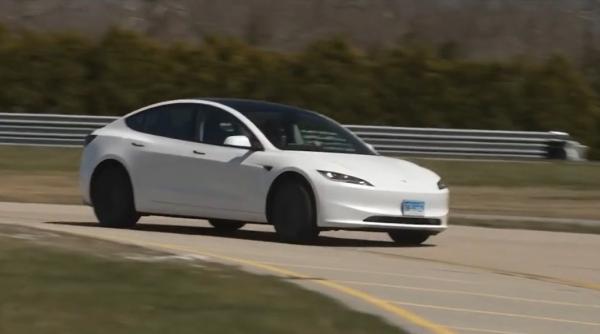 Lovitură pentru Elon Musk. Funcţia autopilot a maşinilor Tesla, cauza a 13 accidente mortale