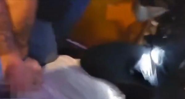 "Nu pot respira! Nu pot respira!". Un bărbat a murit după ce a fost pus la pâmânt şi imobilizat de poliţişti. Striga din răsputeri că vor să-l omoare