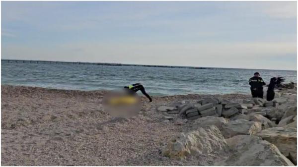 Tragedie pe litoral, în Duminica Floriilor. Valurile au adus la mal trupul neînsufleţit al unui bărbat de 50 de ani