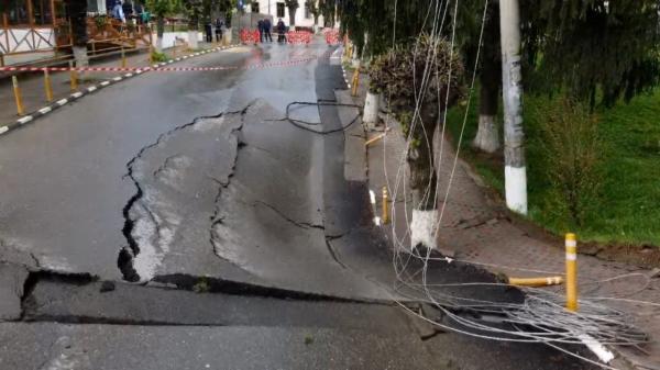 Misterul şoselei surpate în Slănic Prahova. Nou scenariu luat în calcul: Craterul cauzat de o conductă spartă