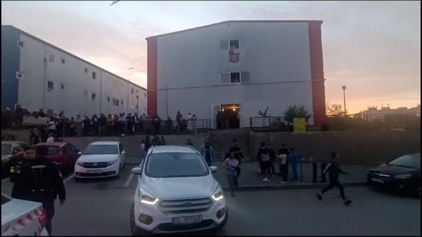 S-au strâns să petreacă de Florii şi au ajuns să se bată cu macete. Scandal sângeros într-un cartier din Constanţa. Un bărbat a fost rănit