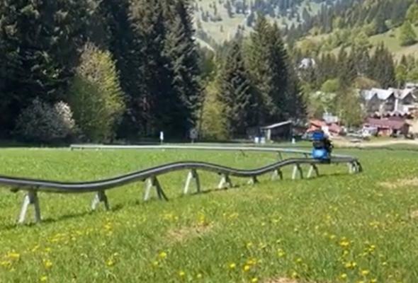 Staţiunea din România unde te poţi distra cât pentru două anotimpuri. Cum te poţi da sania în mijlocul primăverii: gradul de ocupare e de aproape 100%