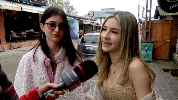 Distracţie umbrită de nori: "Nu ne opreşte ploaia, mergem şi în cluburi, mâncăm, bem, ce se face în Vamă de obicei". Cum va fi vremea pe litoral de 1 mai
