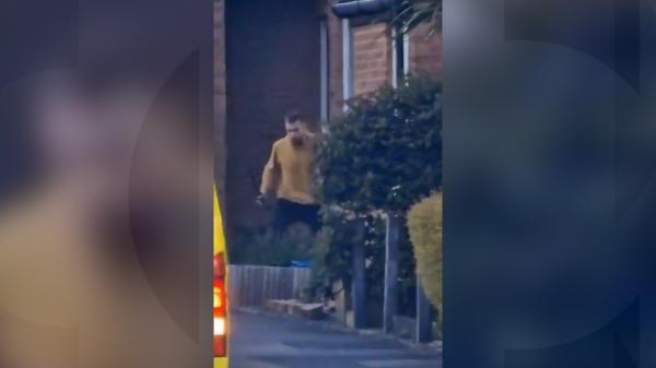 Filmul atacului sângeros din Londra. Un individ înarmat cu o sabie a ucis un copil de 13 ani şi a rănit alţi patru oameni