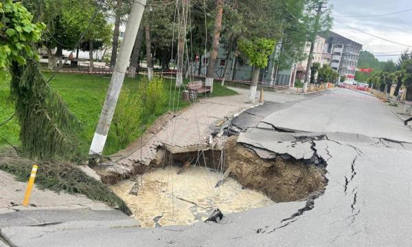 Craterul din Slănic Prahova: noi evacuări după ce strada s-a surpat misterios. Oamenii, avertizaţi prin mesaje RO-Alert
