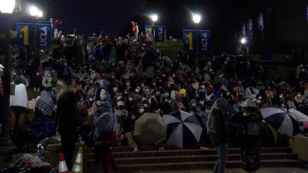 Poliția a intervenit în forță în campusul Universității UCLA, pentru a dispersa tabăra pro-palestiniană, atacată de pro-israelieni