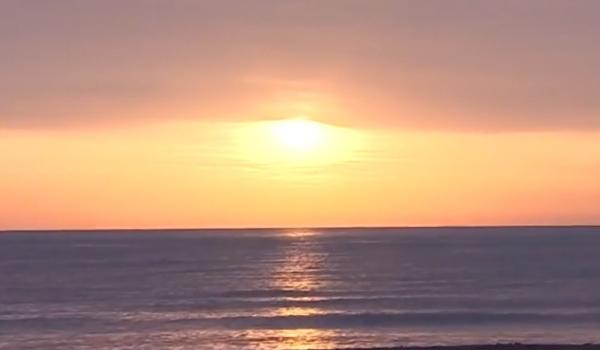 Imagini cu răsăritul de la Vama Veche. Ploaia nu a stricat distracţia tinerilor, iar cei mai curajoşi au făcut chiar şi o baie în mare