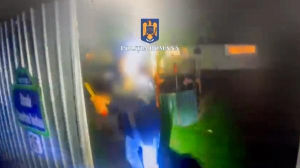 Împuşcat de mascaţi, după ce i-a atacat cu toporul. Echipa de asalt a intrat cu forţa în casa bărbatului, după apelul disperat al surorii: "A scos cuțitul la noi"